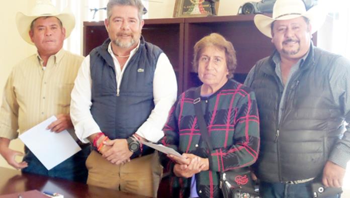 Apoya Alcalde a ejidatarios con credenciales del fierro para herrar su ganado