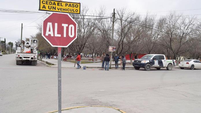 Se instalan señalamientos en Nava