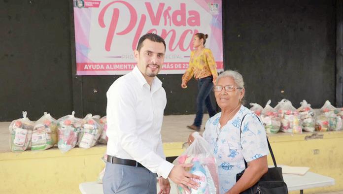 Entrega apoyos del programa Vida Plena