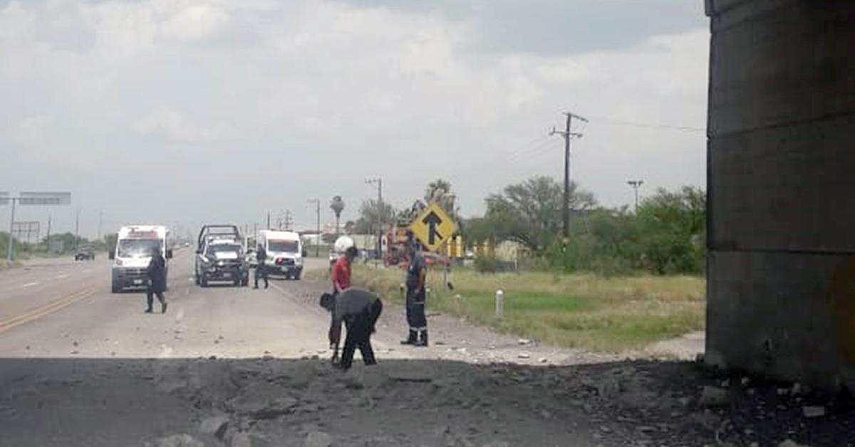 Máquina daña puente entre Morelos y Allende