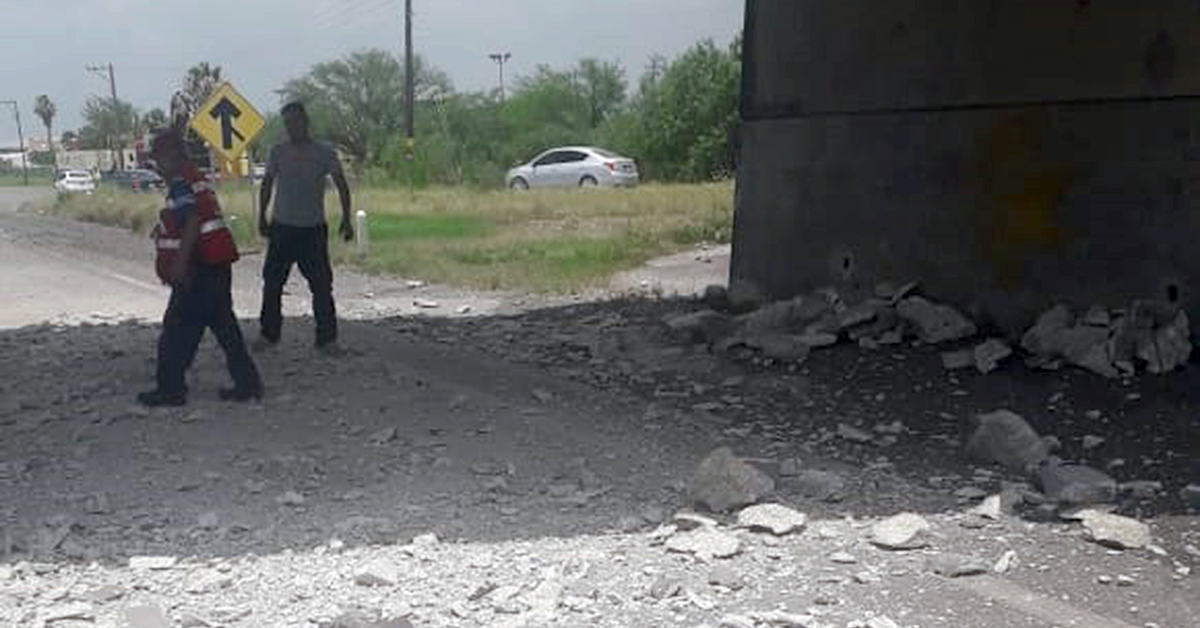 Máquina daña puente entre Morelos y Allende