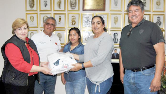 Donan camisas a Protección Civil Morelos