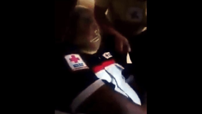 Entre juegos, paramédicos de Cruz Roja intentan asfixiar a compañero