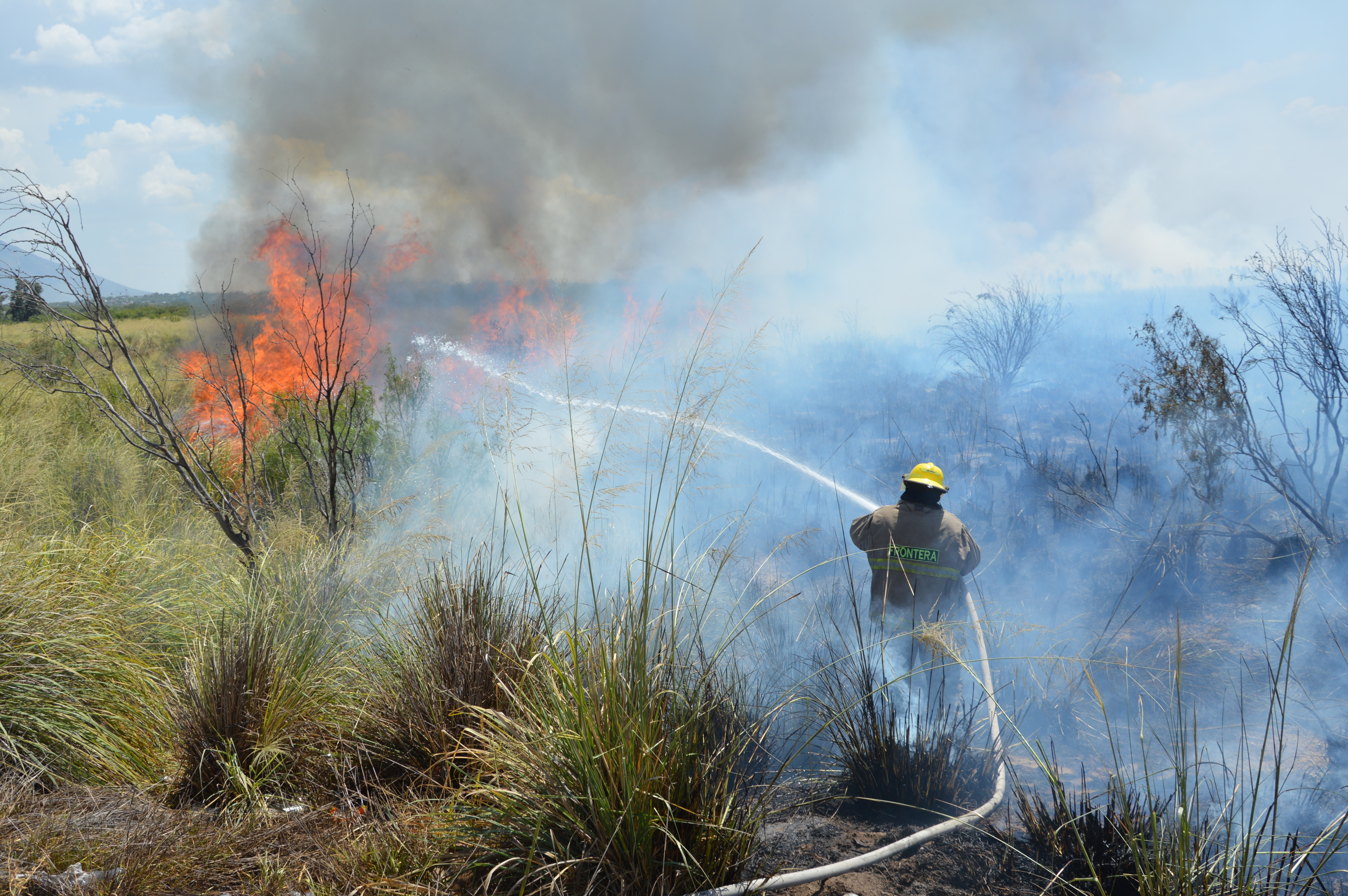 Pone incendio en  jaque a Bomberos