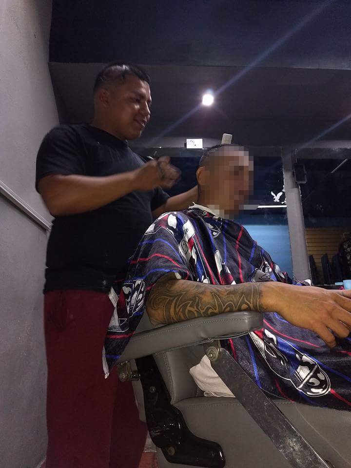 Ejecutan a peluquero le disparan en la cabeza mientras corta el cabello