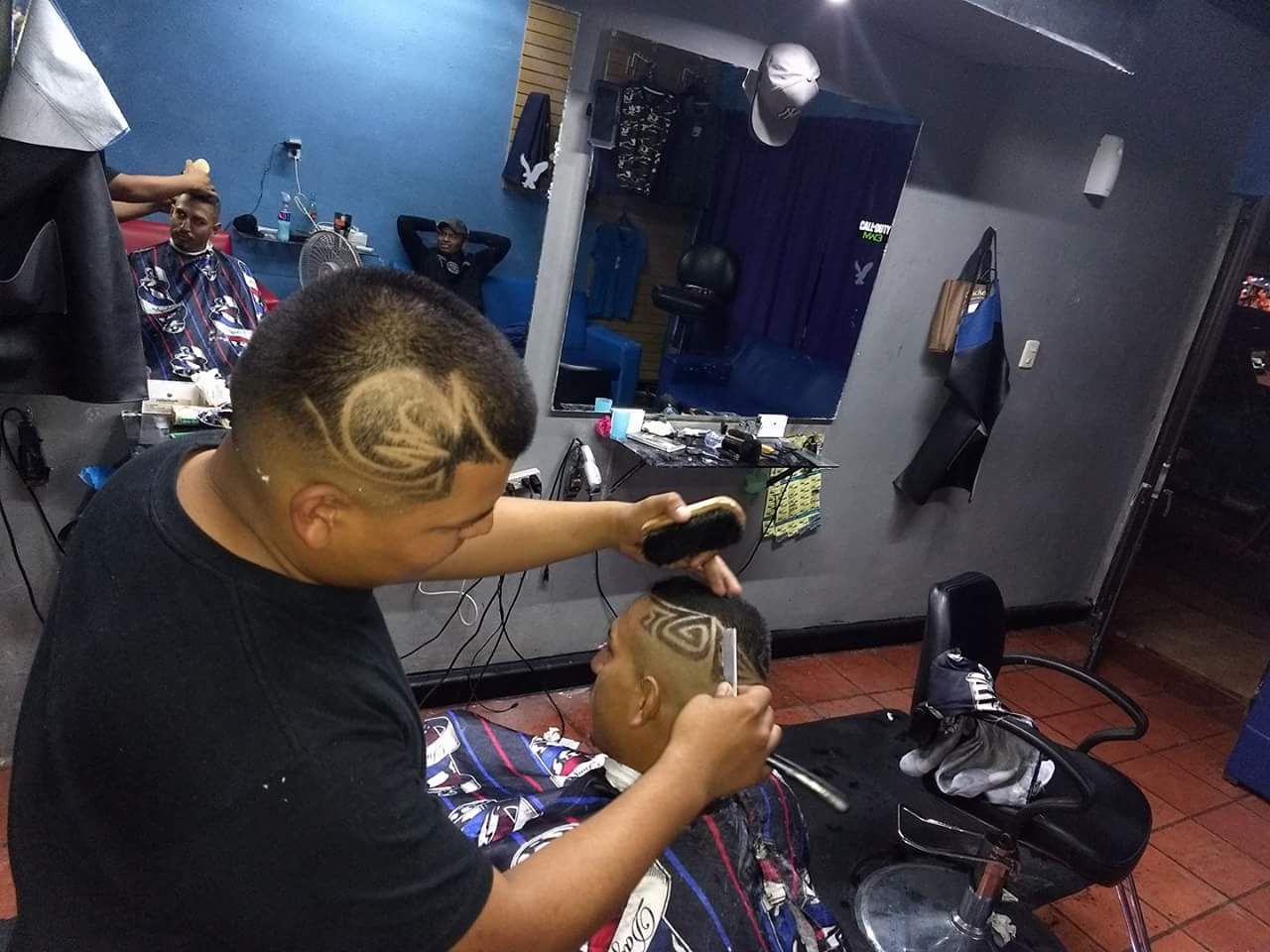 Ejecutan a peluquero le disparan en la cabeza mientras corta el cabello