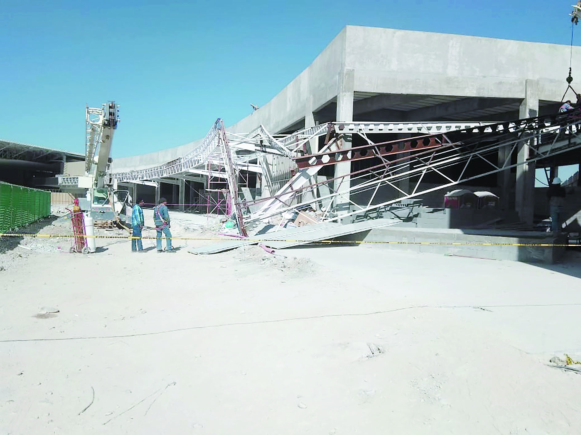 Colapsa estructura en el Mall caen dos albañiles