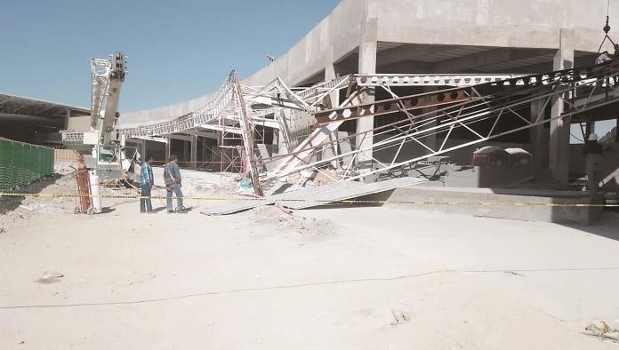 Colapsa estructura en el Mall caen dos albañiles