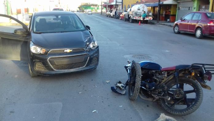 Sale volando motociclista. Invade carril y lo chocan