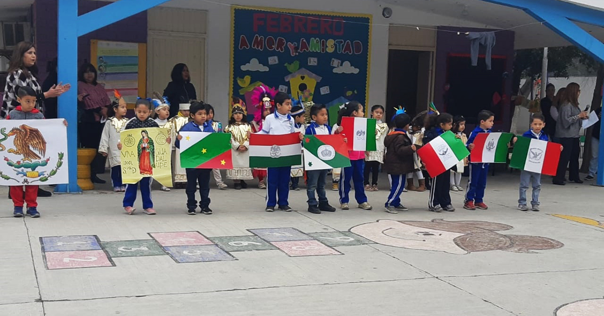 Festejan el día de la bandera con bonita ceremonia