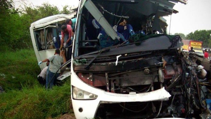 Diez muertos y 25 heridos tras choque entre autobús y camión