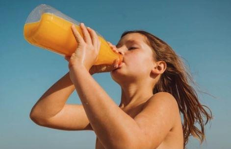 Un sólo vaso diario de jugo de frutas o refresco aumenta el riesgo cáncer, advierten científicos