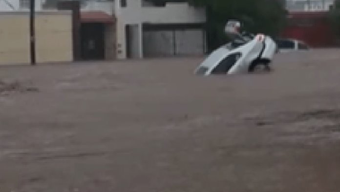 Lluvia en Los Mochis inunda casas y… ¡hasta se ‘traga’ un auto!