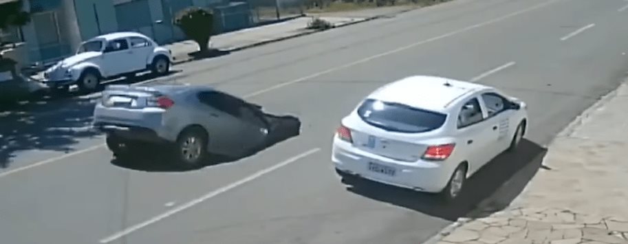 VIDEO: Un coche cae en un socavón que un camión abre tras su paso por una vía de Brasil