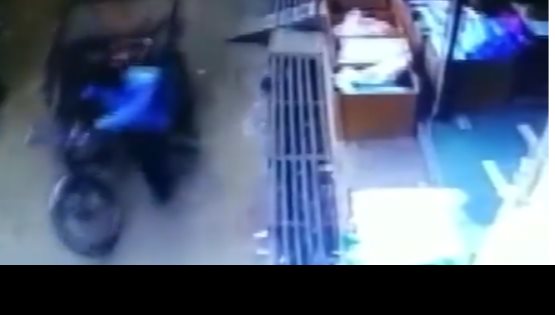 VIDEO: Un niño se salva de milagro tras caer desde un segundo piso sobre el asiento de una bicitaxi