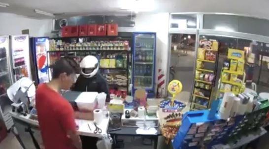 VIDEO: Entra a asaltar tienda, se dispara en la ingle por accidente y muere