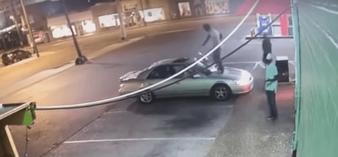 Un desconocido la ataca y le rompe el auto por negarse a darle su número de teléfono (Vídeo)