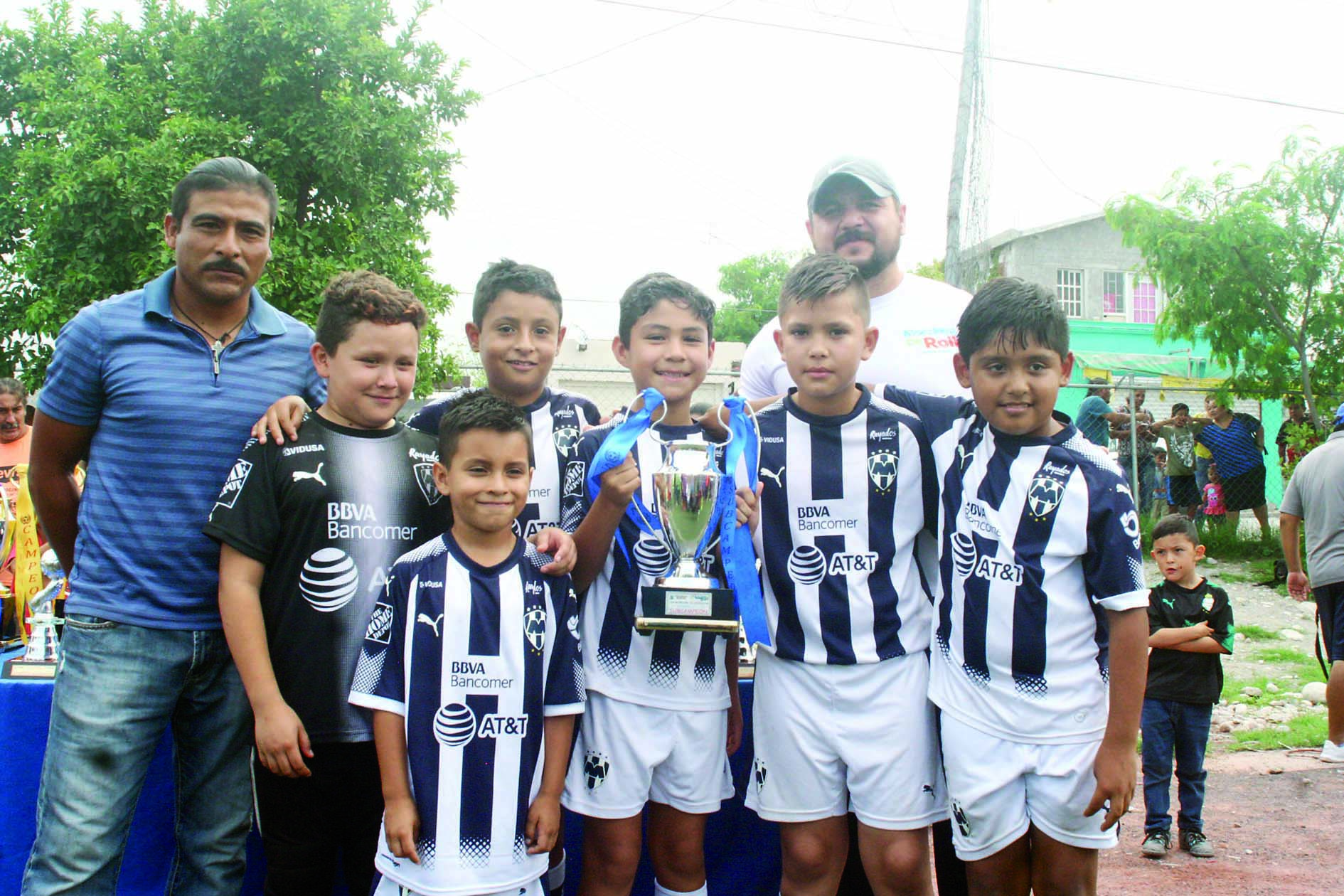 Premian a los Campeones