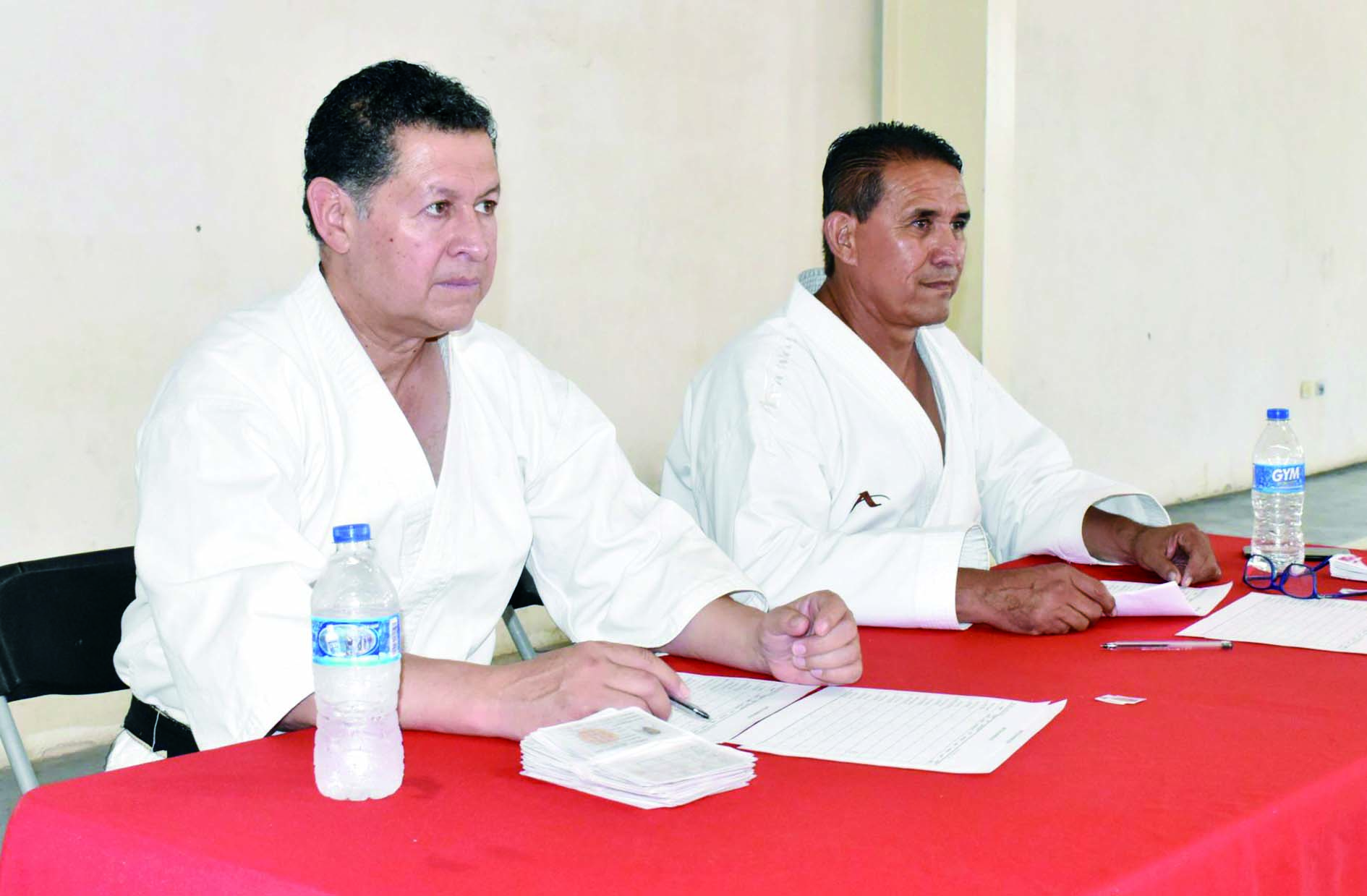 Karatekas presentan examen