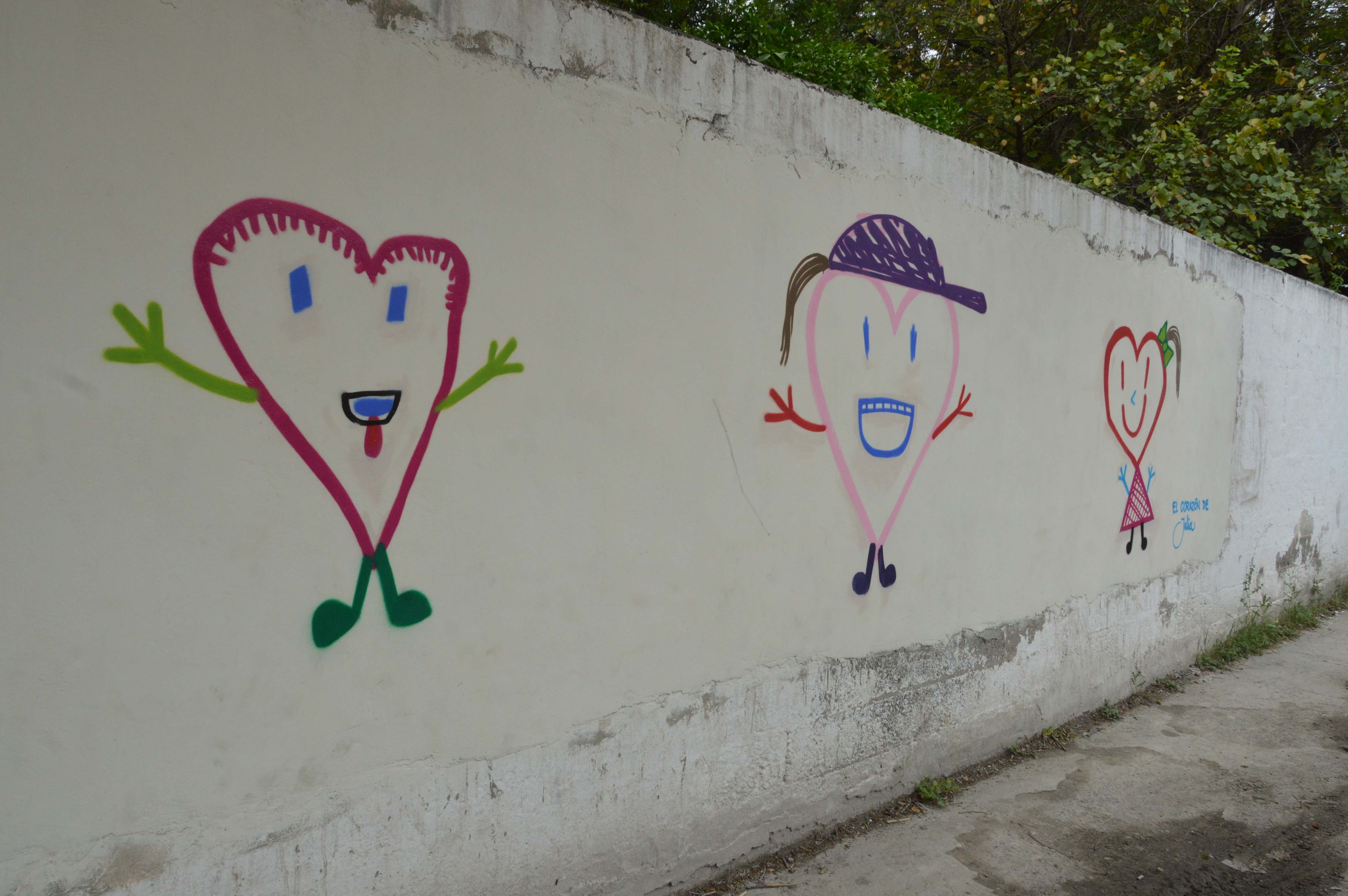 Aparecen corazones en bardas de San Buena