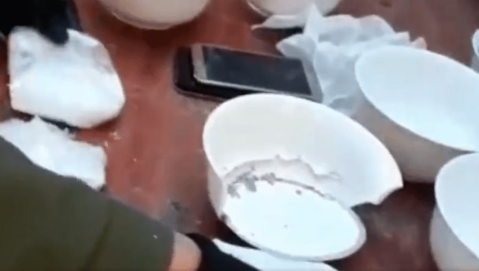 Mujer ocultaba cocaína dentro de cazuelas de porcelana