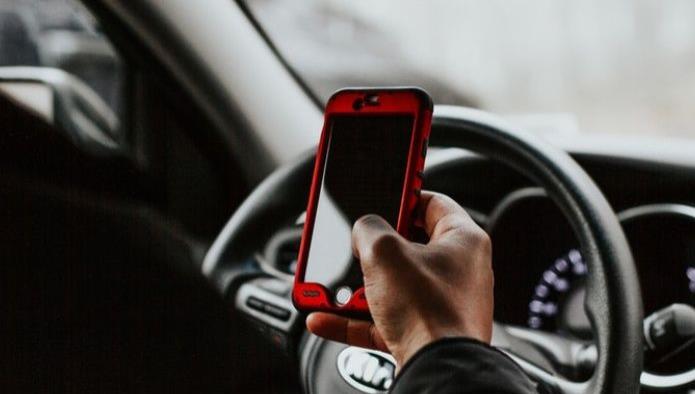 Usar el celular al conducir: principal causa de muerte al volante