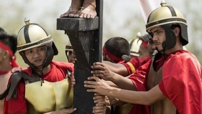 Devotos son clavados en cruces en Filipinas