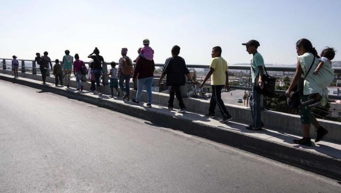 VIDEO: Una caravana de migrantes se manifiesta en la frontera de México y EE.UU.