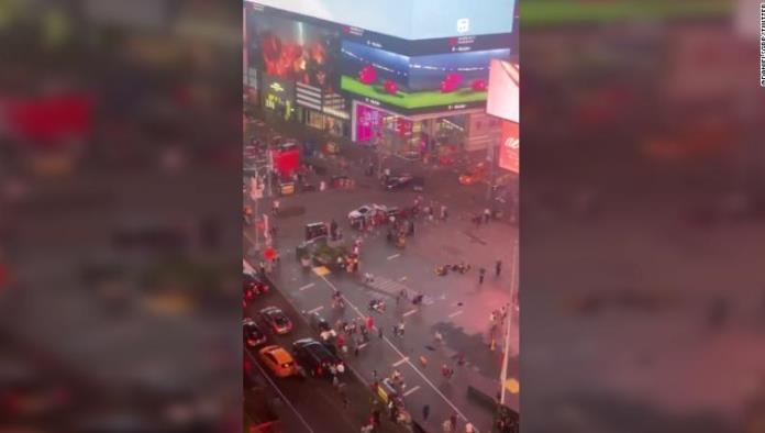El pánico por tiroteos se apodera de Times Square en NY... tubo de escape de motocicleta genera estampida (video)