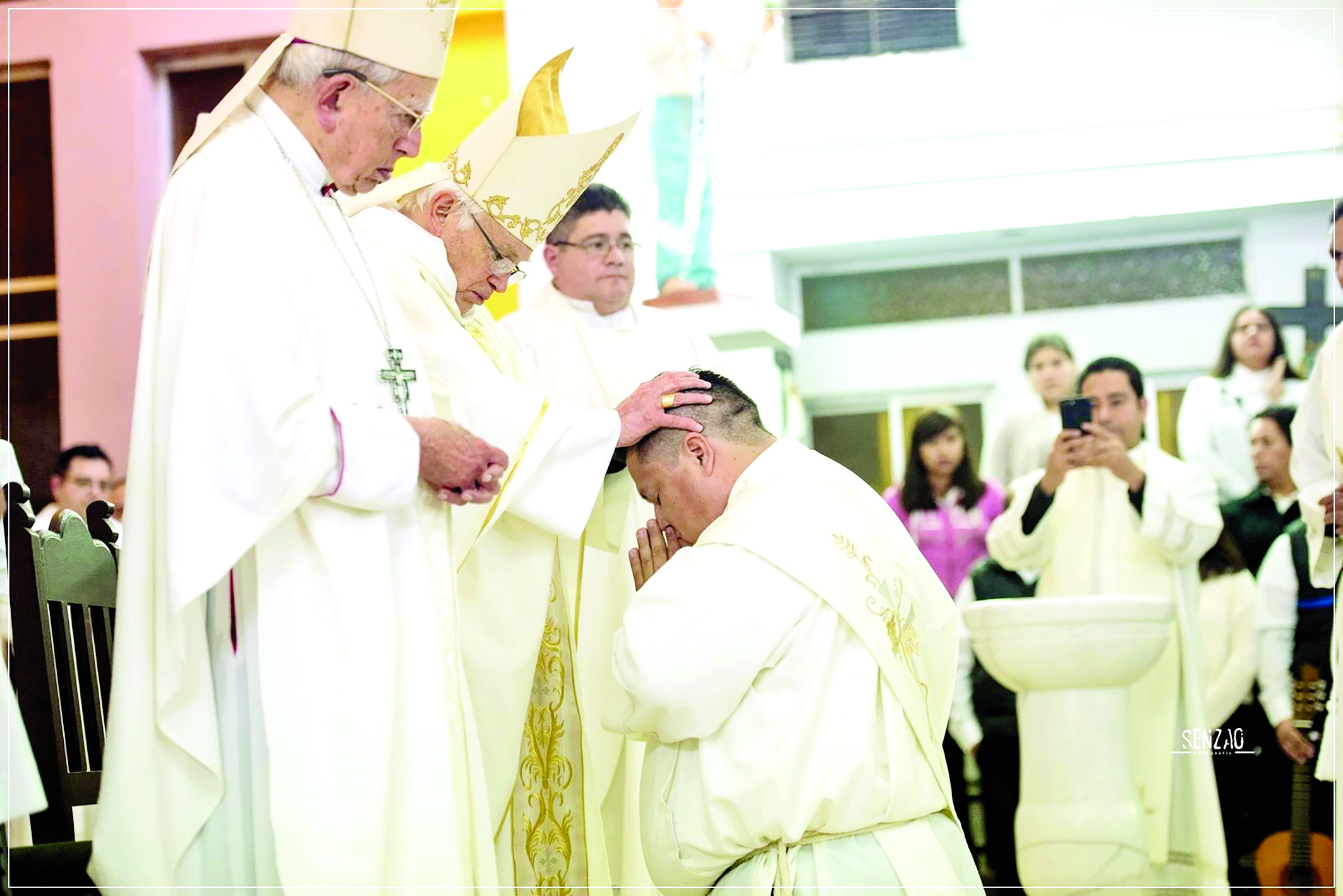 Ordena Obispo Vera a dos nuevos sacerdotes Oscar Martínez y Miguel Sifuentes