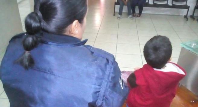 Mundo triste: Madre corrió a su hijo de 5 años con una bolsa llena de su ropita