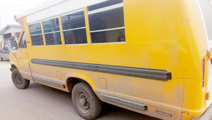 Camión utilizado como transporte escolar le da besito a pequeño auto
