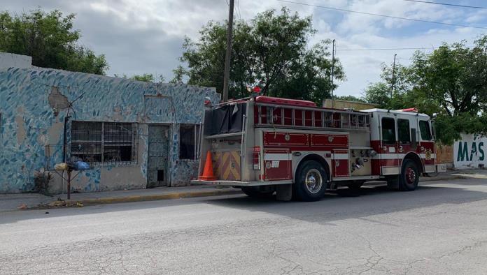 Cae techo y casi aplasta a una familia