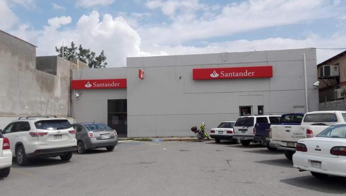 Siguen libres sujetos que asaltaron a cliente de Banco Santander