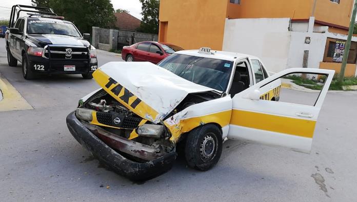 Taxista choca; reportan solo lesiones mínimas