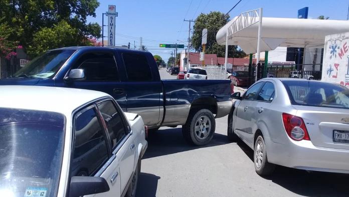 Choca y deja su auto abandonado