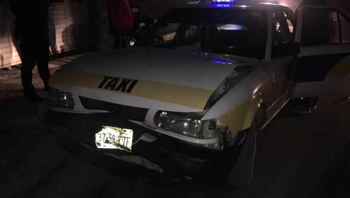 Taxista ocasiona fuerte accidente