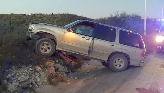 Conductor se lleva el susto de su vida al estar a punto de volcar su unidad