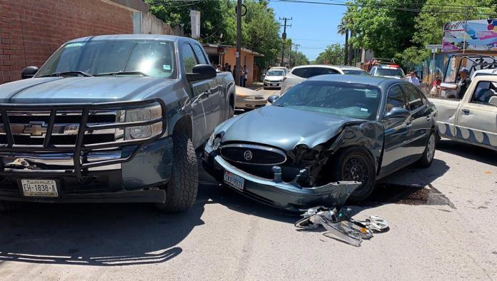 Aparatosa colisión de patrulla y auto