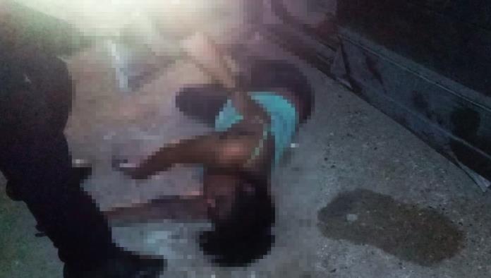 Mujer ebria es golpeada por su pareja