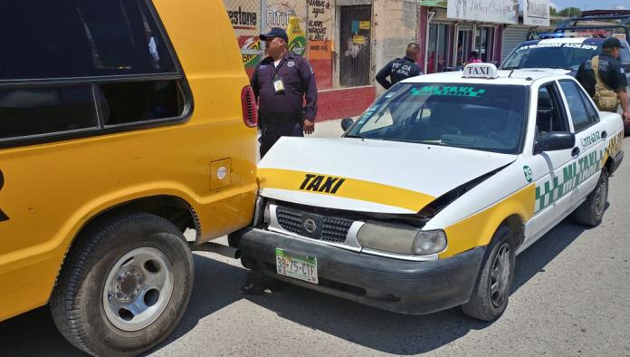 Taxista impacta su unidad contra transporte escolar