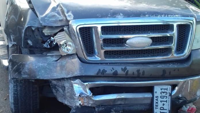 Menor impacta su camioneta contra barda de domicilio