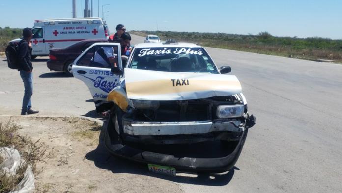Taxista ocasiona aparatoso accidente vial