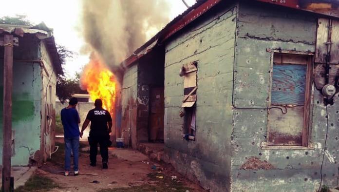 Incendio consume vivienda