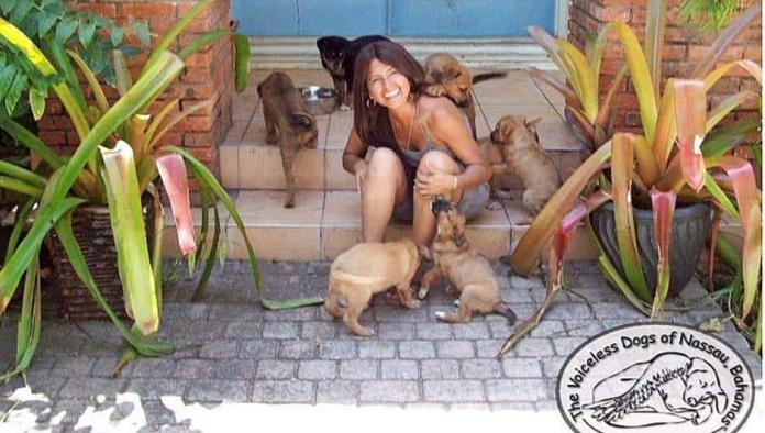 Mujer salva a 97 perros del huracán Dorian