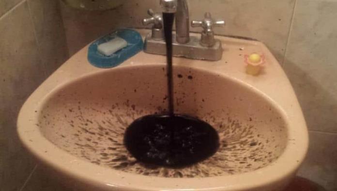 Ahora el agua de Venezuela... ¡se vuelve negra!