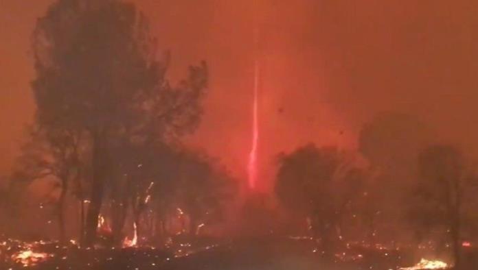 Captan tornado de fuego en incendio forestal