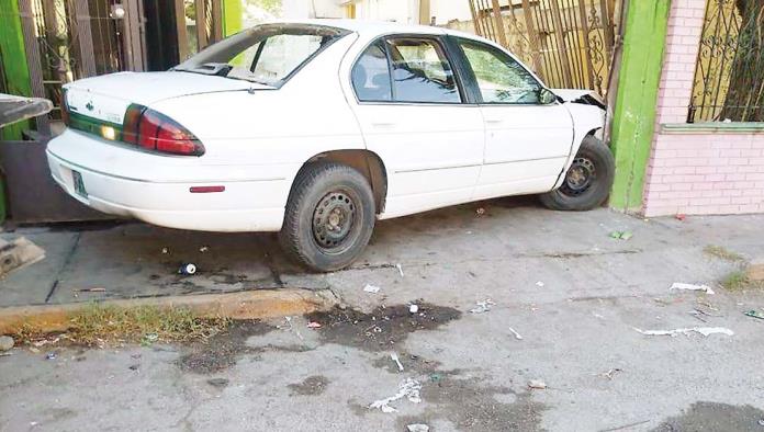 Se mete a casa ajena con todo y coche