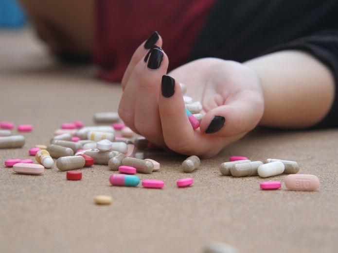 Esperanza de vida cae por tercer año consecutivo por suicidios y sobredosis