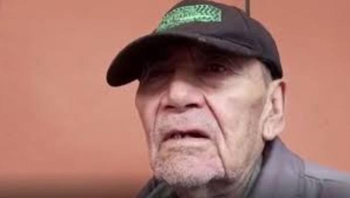 Abuelito rompe en llanto tras ser abandonado por su familia en iglesia de CDMX